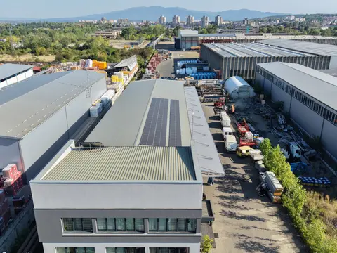 Solarni paneli na krovu IC Systems hale sa Kruševcom u pozadini