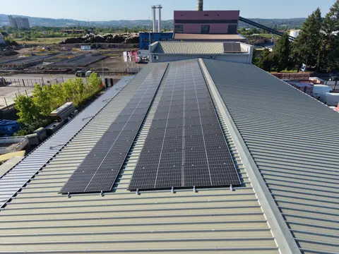 Montažna konstrukcija solarnih panela na krovu industrijske hale