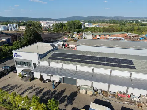 Solarna elektrana IC Systems sa pogledom na okolne planine i Kruševac