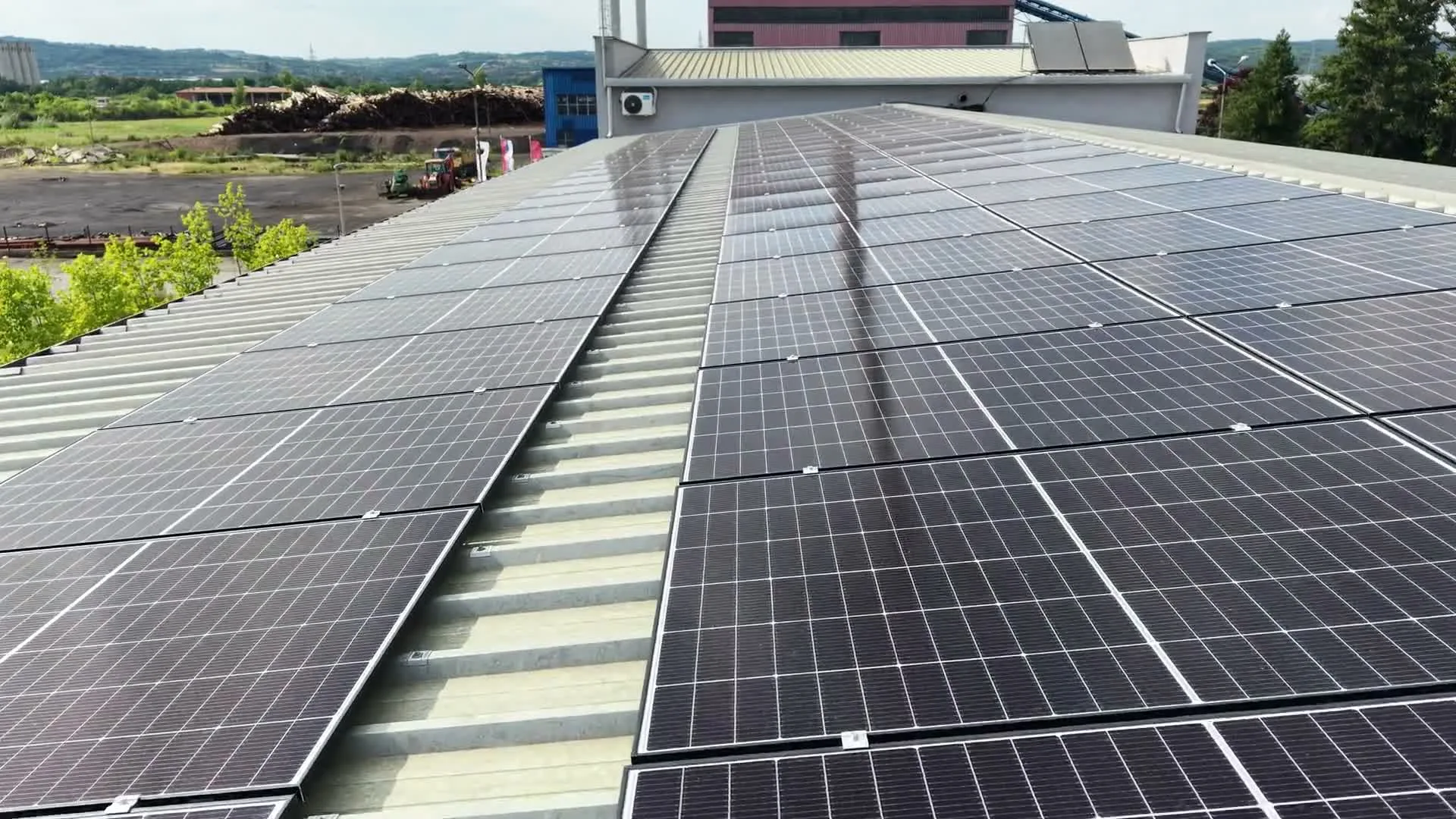 Solarni paneli na krovu IC Systems hale, kadar iz drona